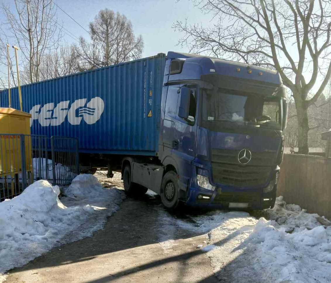 Застрял в грязи , поможем вытащить машину. Звоните.